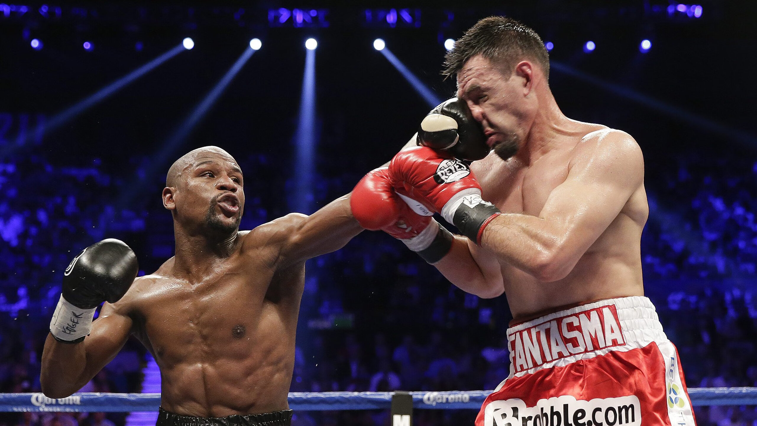 乐鱼体育平台app下载-_F1赛车赛：惊险瞬间记录了速度的极限_，f1赛车极速测试