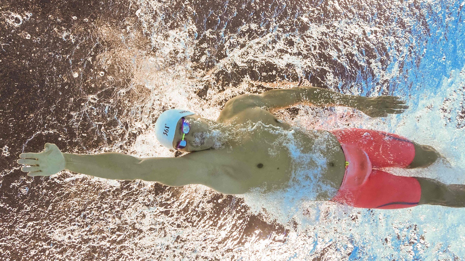 “瞬间超越：超车瞬间点燃全场热血”，瞬间超速是什么意思